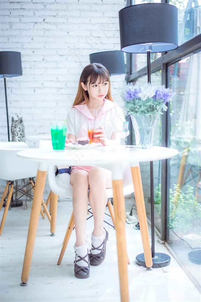 厨房掀起裙子从后面进去的视频